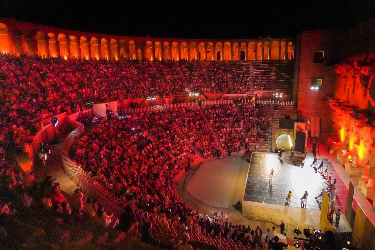 Elordalyq trýppa –  Aspendos sahnasynda