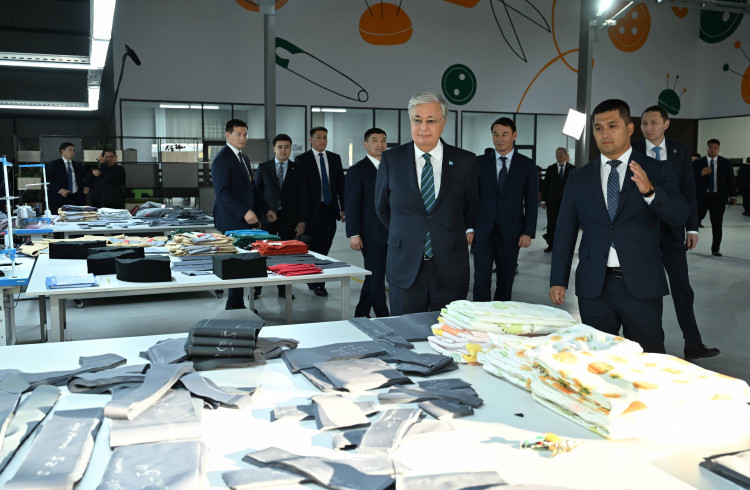 Prezıdent Túrkistandaǵy tigin fabrıkasyn aralap kórdi