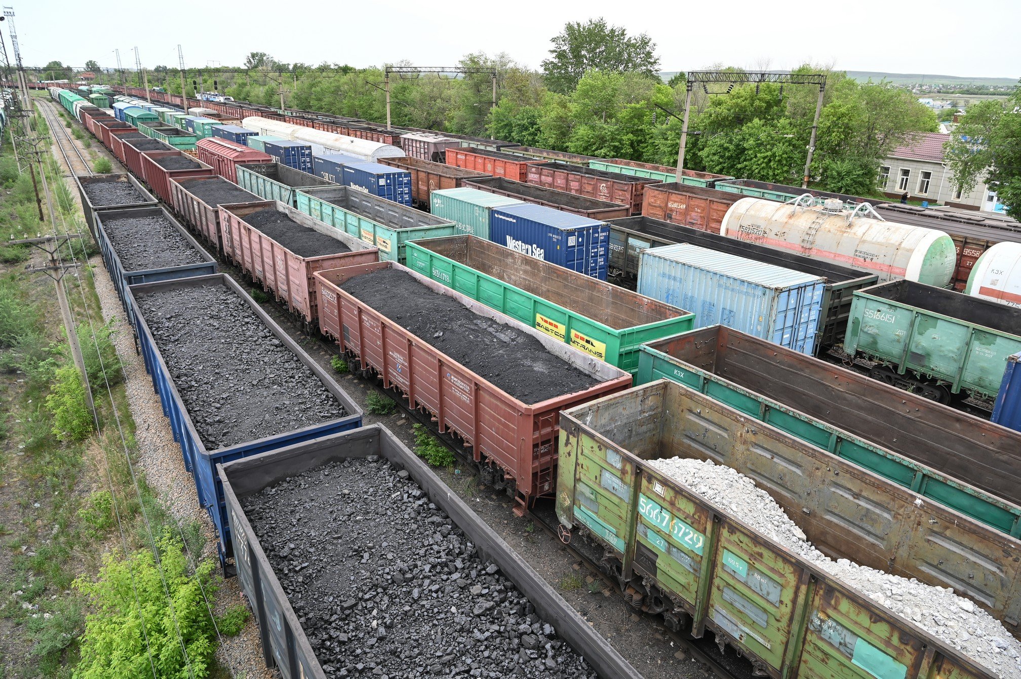 Kómir jetkizýde irkilis bar