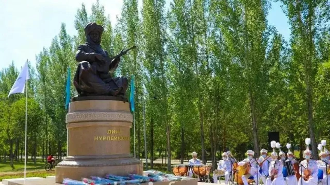 Vandaldar kúıshi Dına eskertkishiniń QR-taqtasyn teýip qıratqan