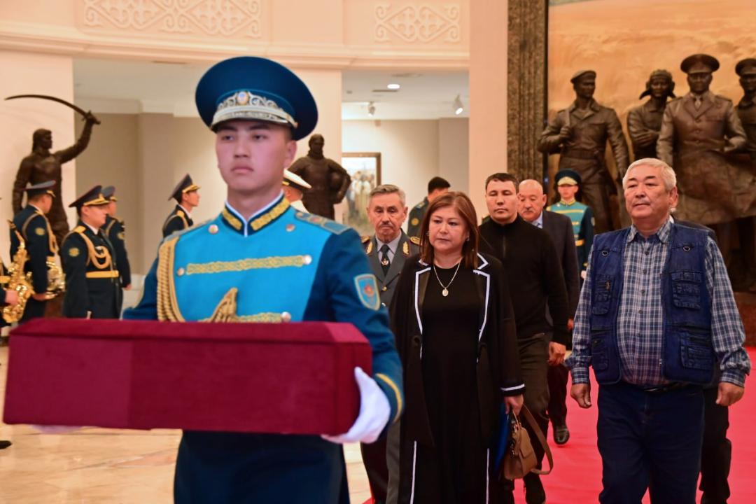 Sarbaz jerlengen jerden 81 jyldan soń bir ýys topyraq ákelindi