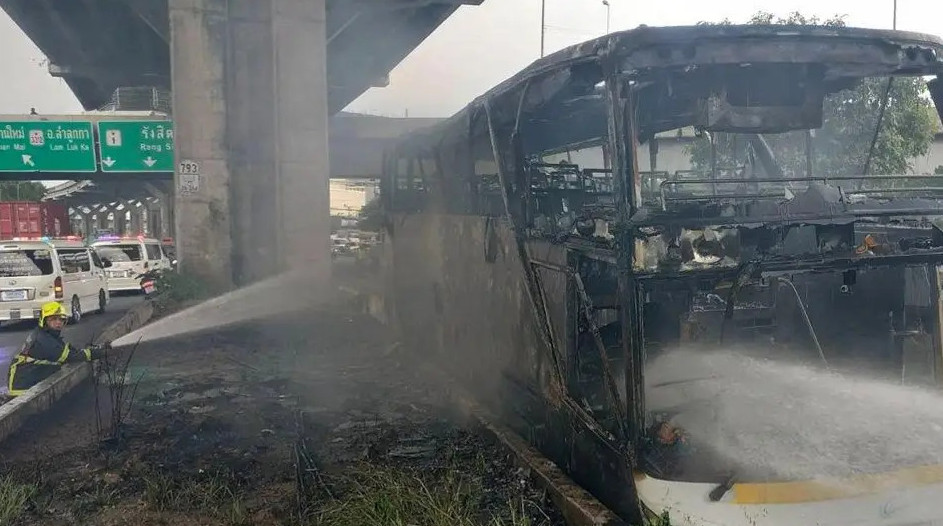 Taılandta oqýshylar mingen avtobýs janyp ketken