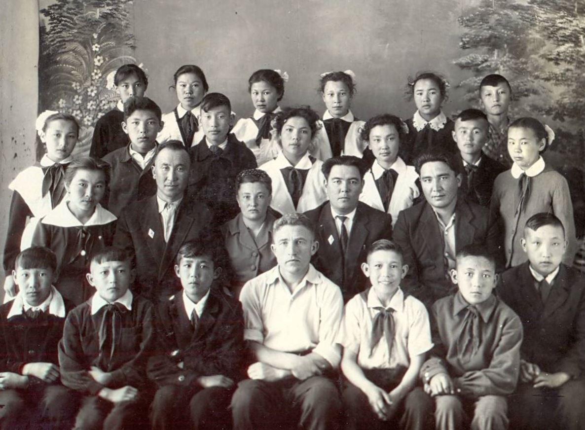 «Eńbek ótili 374 jyl»: Pavlodarlyq muǵalimder áýleti