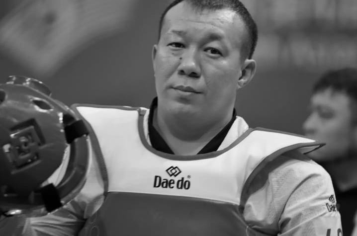 Álemniń 2 dúrkin chempıony bolǵan para taekvondoshy ómirden ozdy