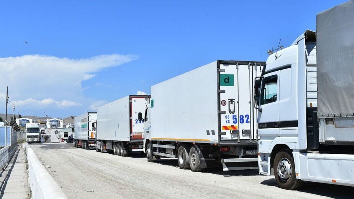 Qazaqstan men Qyrǵyzstan júrgizýshileri jappaı tóbelesti