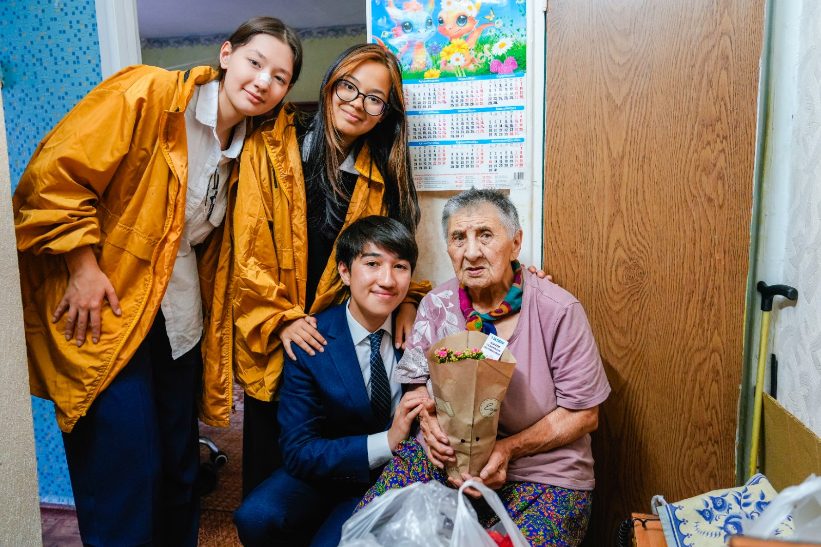 Elordalyq eriktiler zeınetkerlerge azyq-túlik sebetin taratty