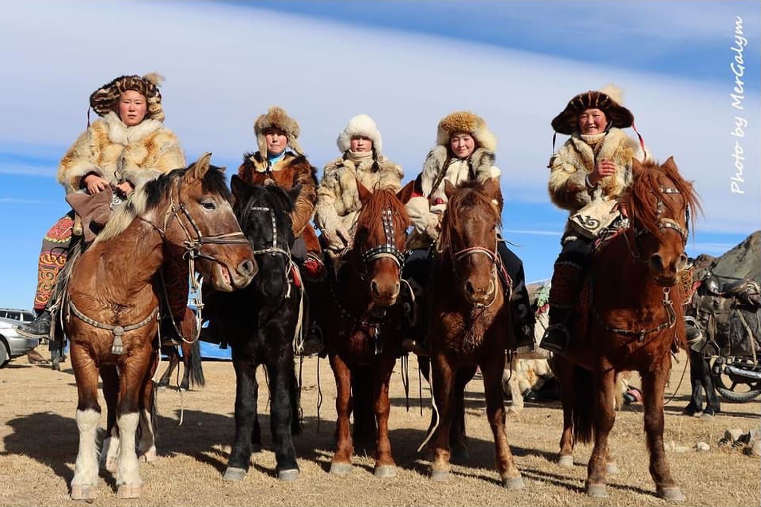 Qazaqtyń búrkitshi qyzdary: Sheteldikter úsheýin kınoǵa túsirgen