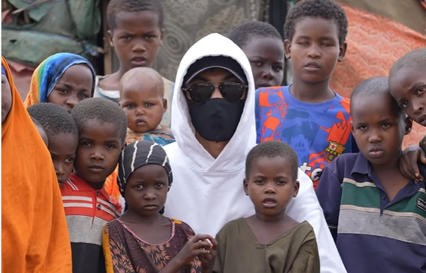 Betperde taqqan qazaq jigiti afrıkalyqtarǵa kómek kórsetti