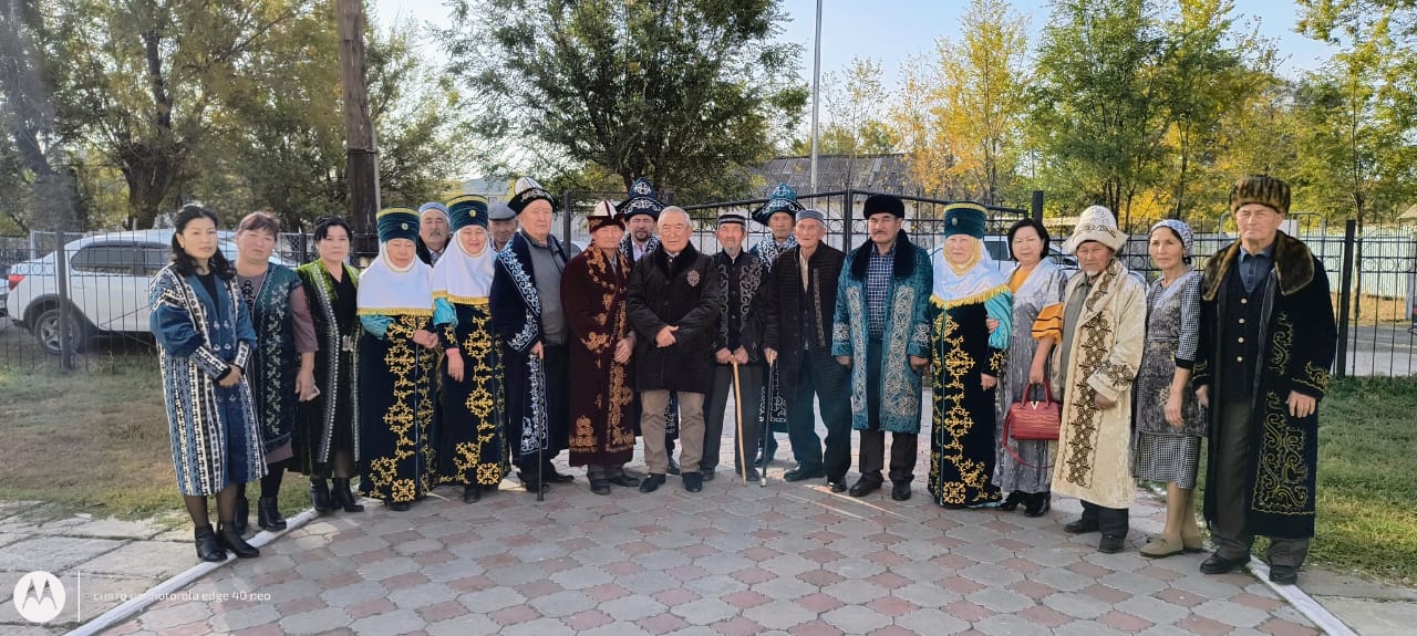 Ulttyq kıim kıgen qarııalar tańdaý jasady