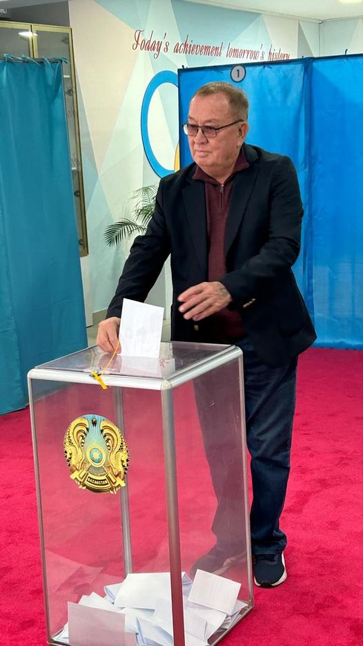 Altynbek Qorazbaev Almatydaǵy referendým ýchaskesine keldi