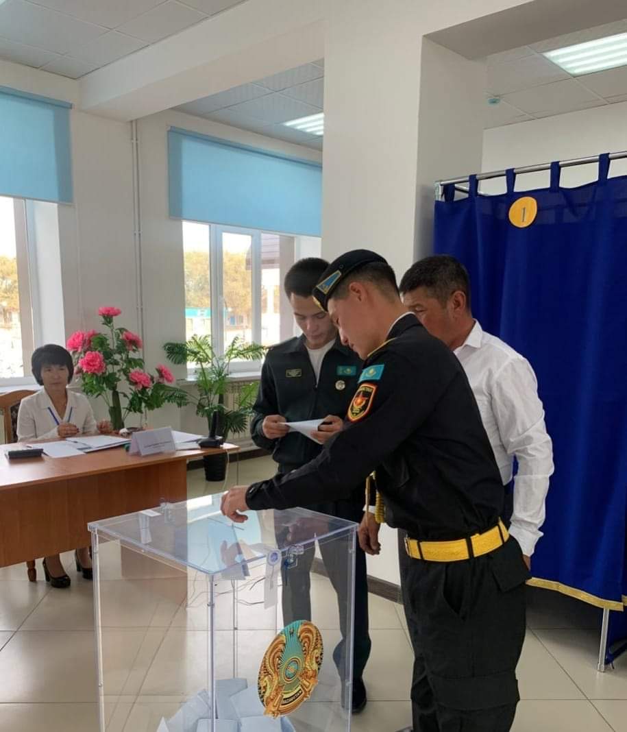 Atyraýda áskerden oralǵan egiz sarbaz ben egiz zeınetker birge daýys berdi