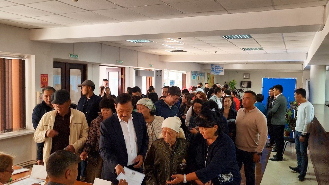 Bir áýlettiń 33 múshesi referendýmda daýys berdi