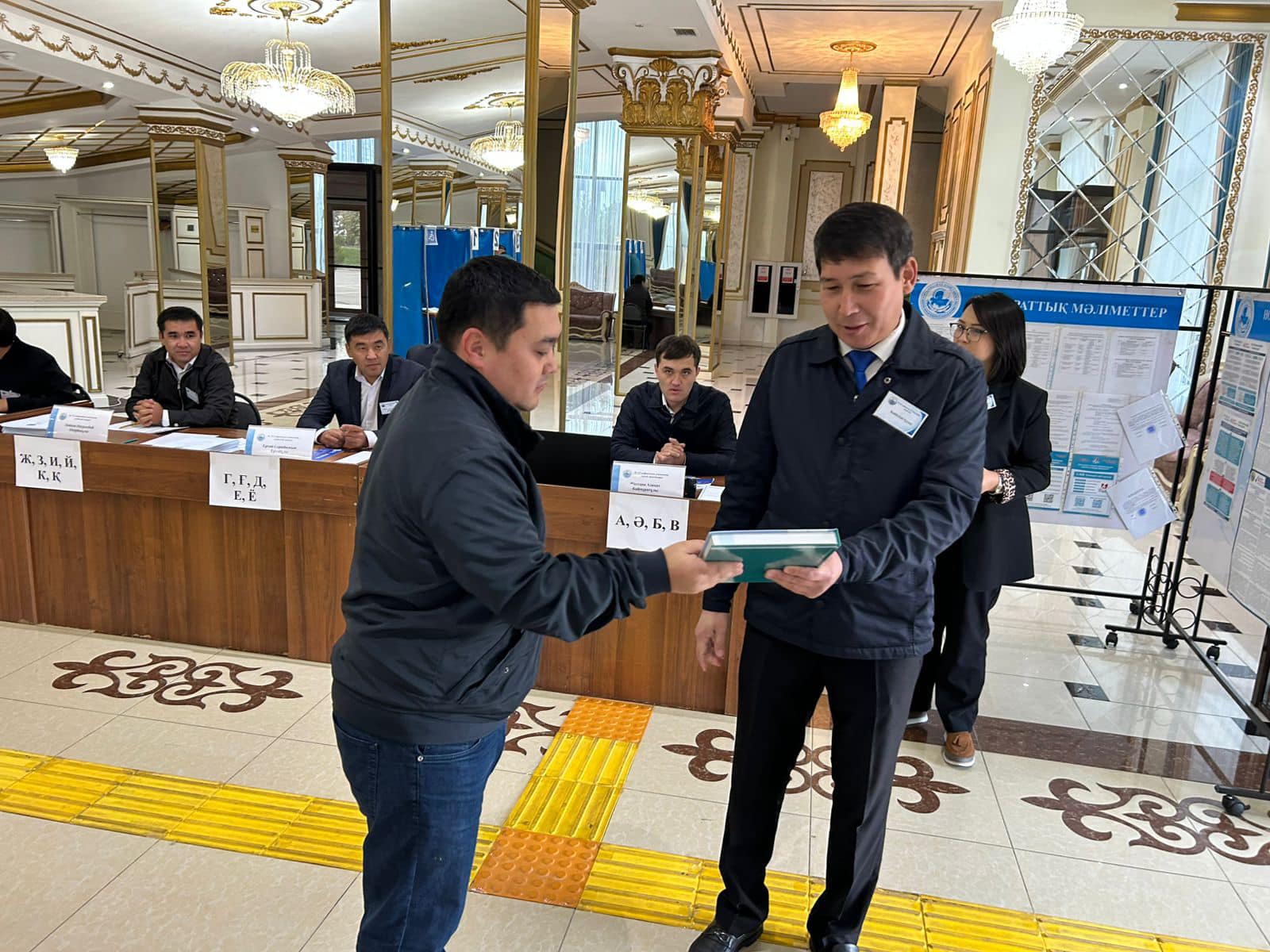 Alǵashqy kelýshilerge kitaptar syıǵa tartyldy