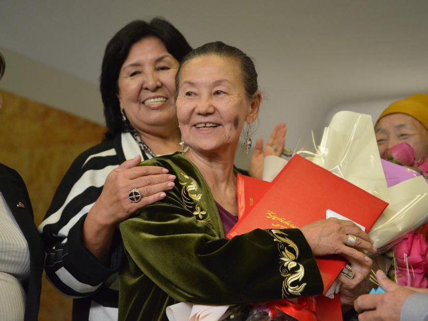 Sýretshi Aıjan Bekqulovanyń jeke kórmesi ashyldy