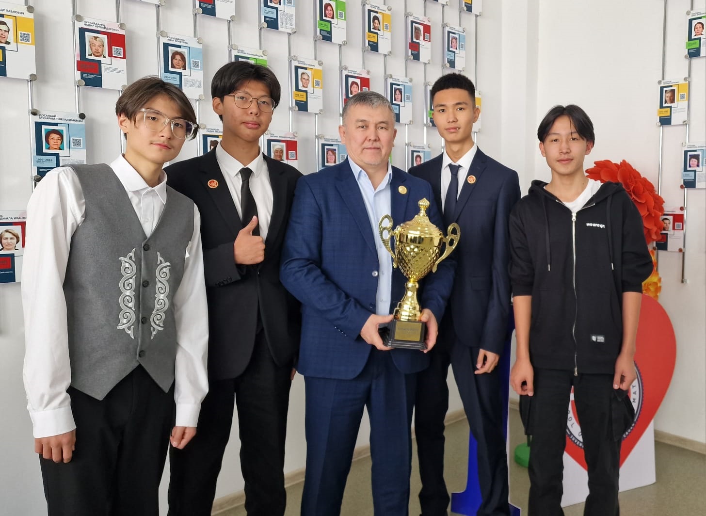 Júldeger oqýshysy kóp ustaz