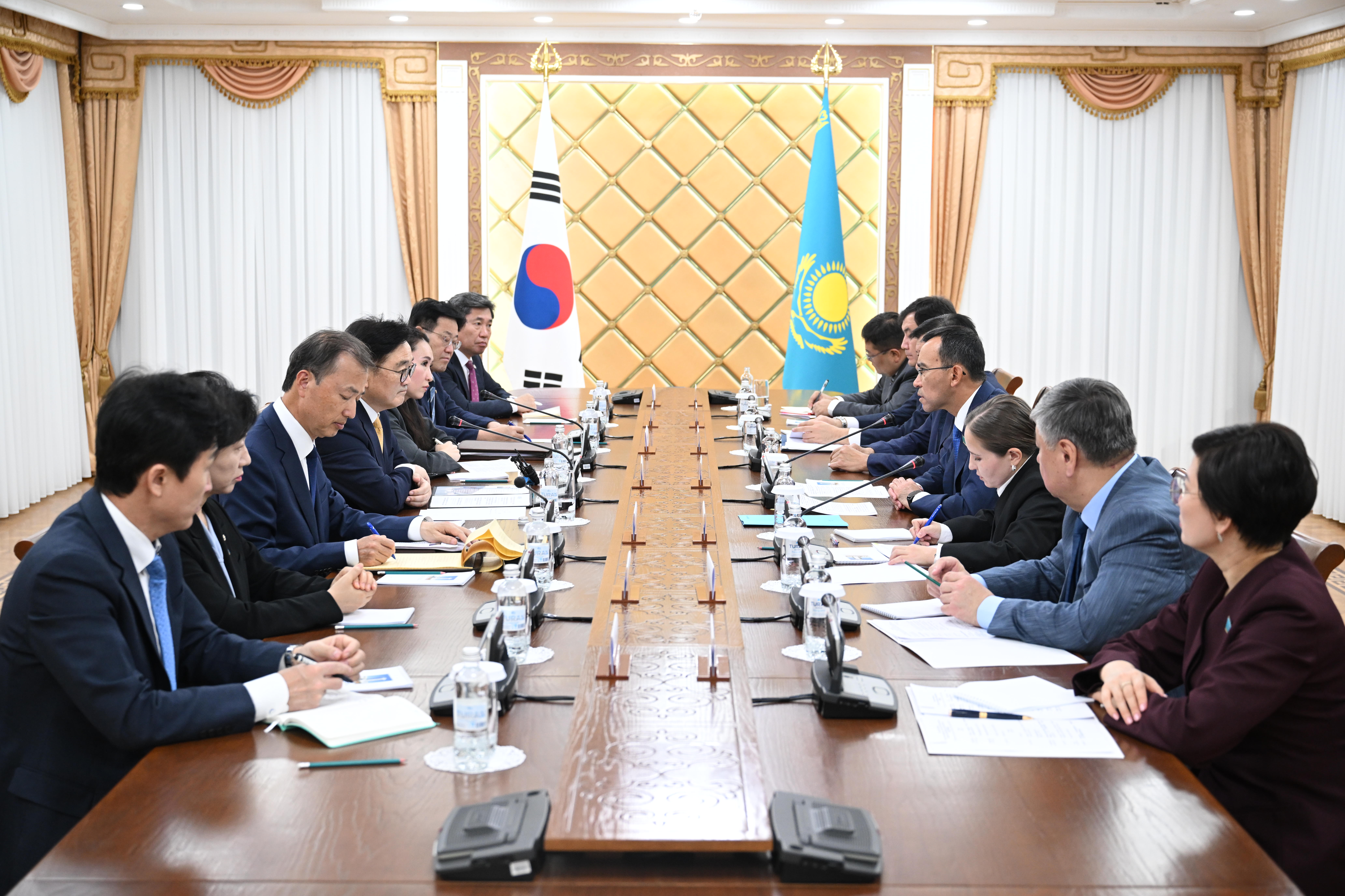 Senat Tóraǵasy Ońtústik Koreıa Ulttyq Assambleıasynyń Spıkerimen kezdesti