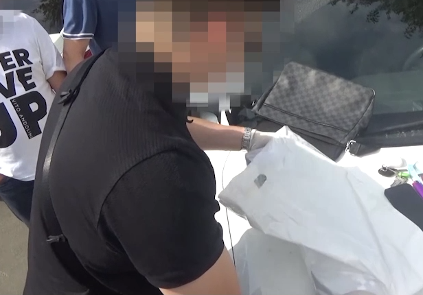 Qarjy mınıstrliginiń qyzmetkerleri para alyp jatqan jerinen ustaldy