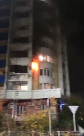 Elordada 14 qabatty turǵyn úı otqa orandy