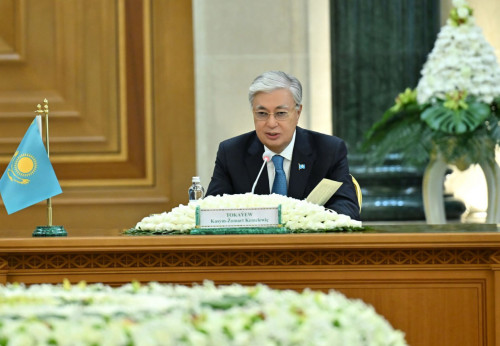 Memleket basshysy Túrikmenstan Prezıdentimen keńeıtilgen kelissóz júrgizdi