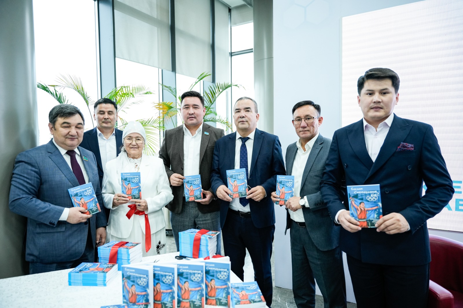 «Bekzat Sattarhanov kim?»: Jańa kitap oqyrmanǵa jol tartty