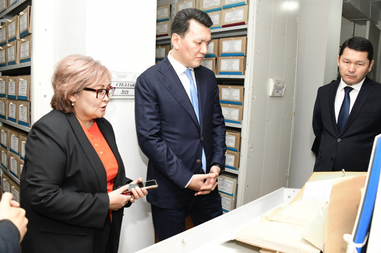 Erlan Qarın Ortalyq memlekettik arhıvtiń qyzmetimen tanysty