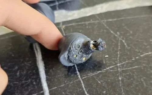 Symsyz qulaqqap qyzdyń qulaǵynda turǵanda jarylǵan