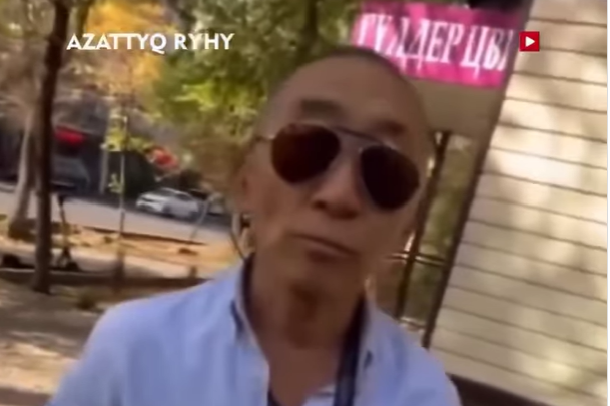 Almatyda erli-zaıyptylar oqýshyny qylqyndyryp, telefonyn tartyp alǵan