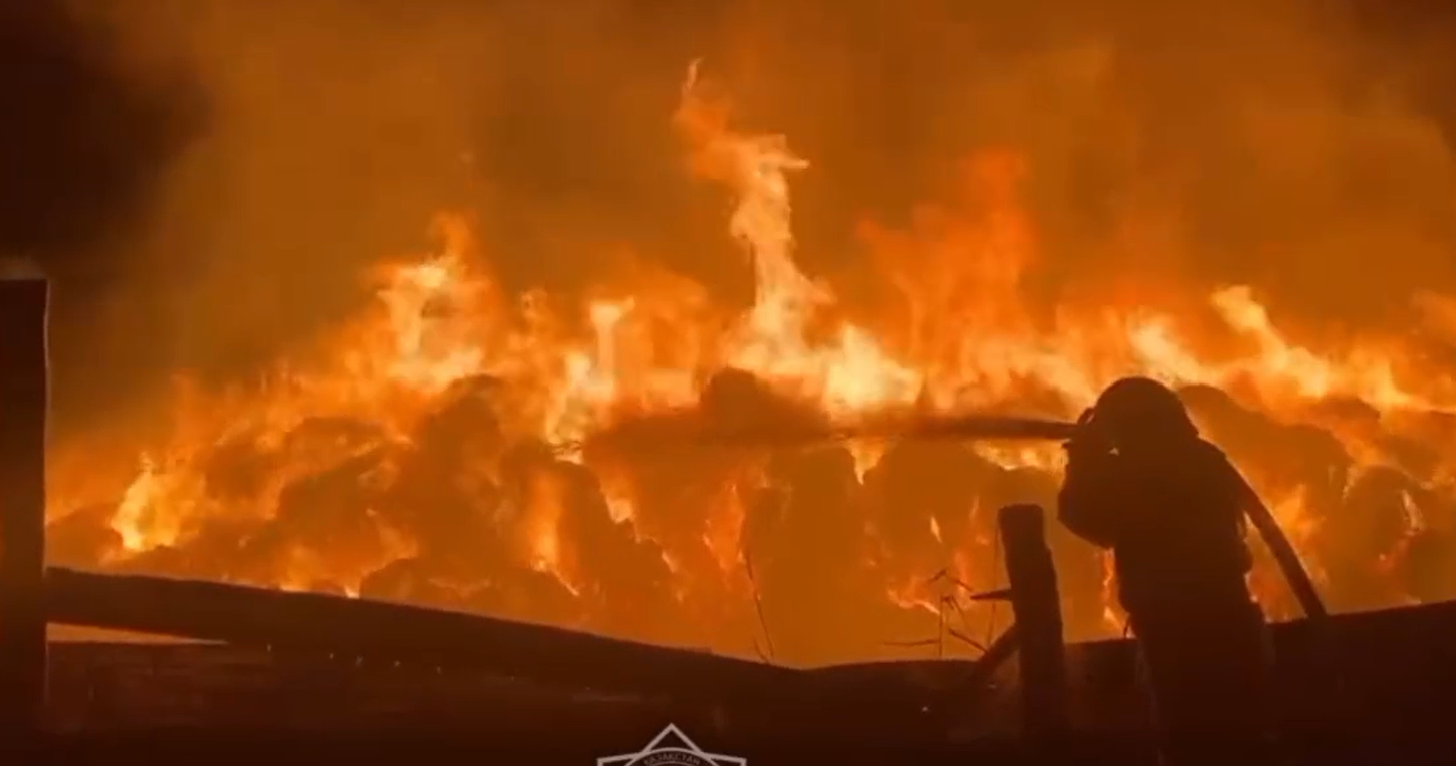 Shyǵys Qazaqstan oblysynda shóp qoımasyn órt sharpydy