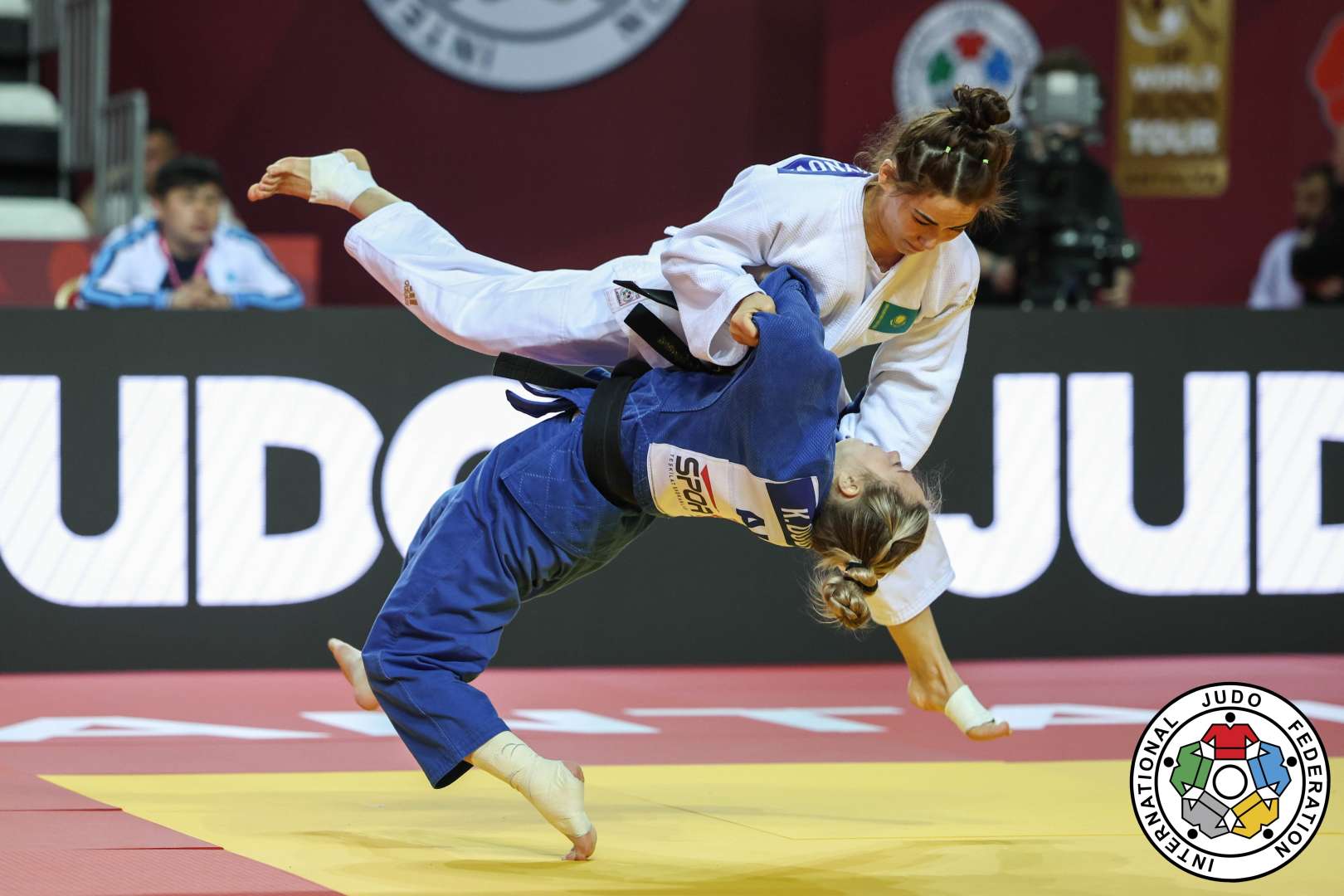 Abý-Dabıde buıyrǵany – úsh qola