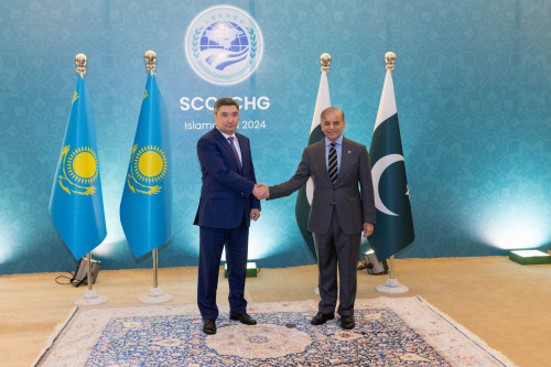 Oljas Bektenov Pákistan Premer-mınıstrimen kezdesti