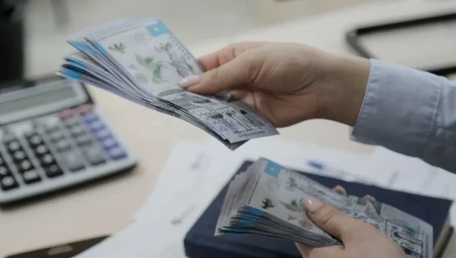 Atyraýda emhana esepshisi qomaqty qarjy urlaǵan