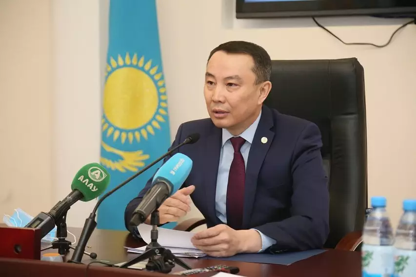 «Jaıaý júre almaımyn»: Qostanaı ákimi tender arqyly qymbat kólik satyp alǵan