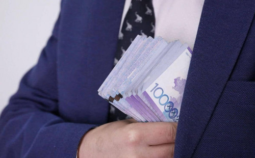 Bilim salasynyń qyzmetkerleri qomaqty qarjy jymqyrǵan