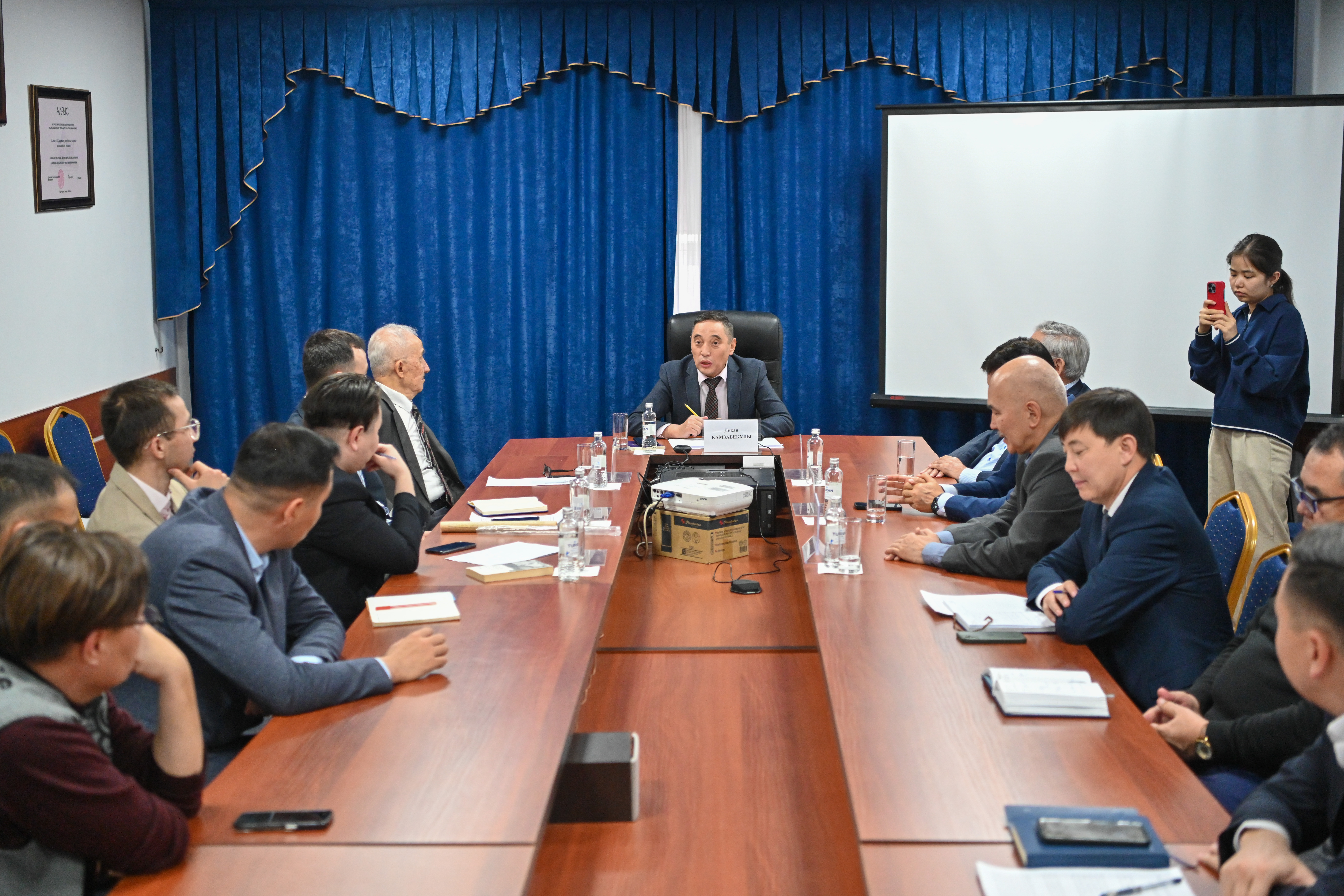 «Qazaq gazetterinde» Respýblıka kúnine arnalǵan jıyn ótti