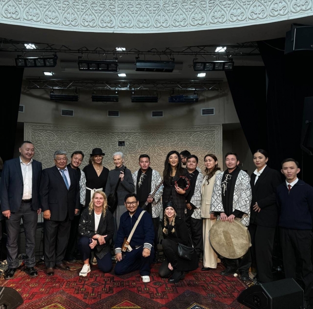 Ilon Masktyń anasy Almatydaǵy Yqylas mýzeıinde boldy