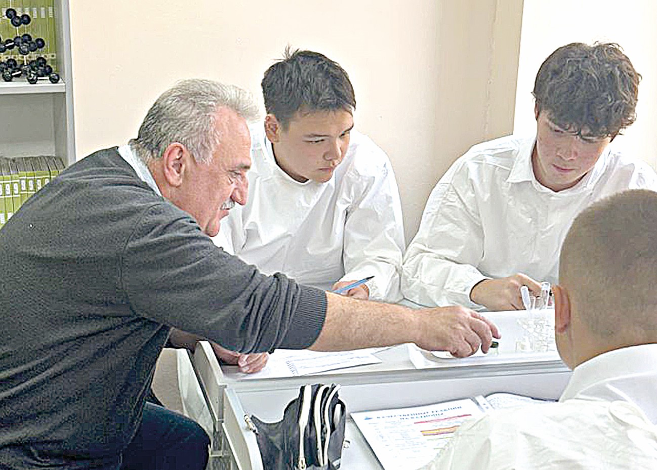 Ǵalymdar tájirıbe almasty