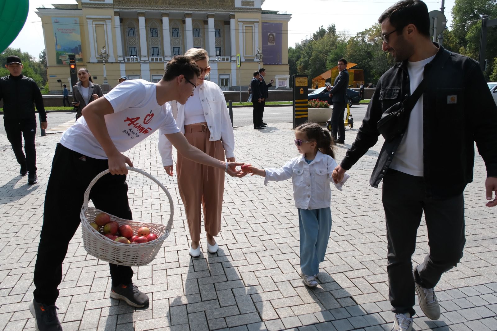 Almatyǵa jurt nege asyǵady?