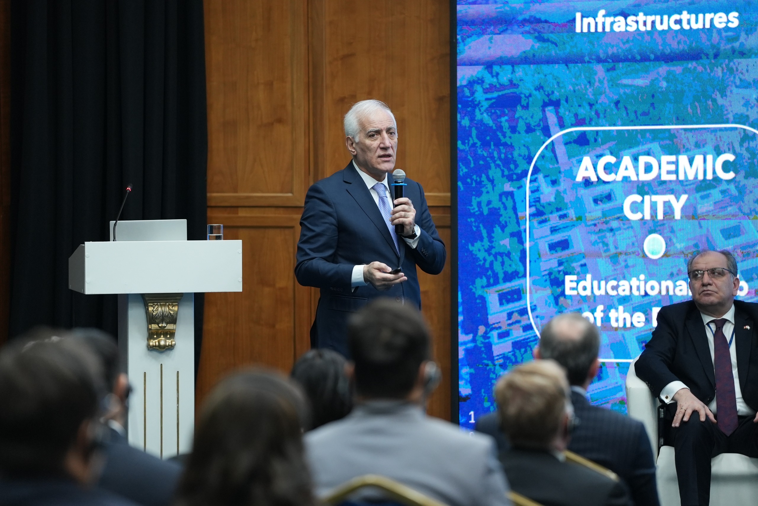 Armenııa Prezıdenti Basqarý akademııasynda dáris oqydy