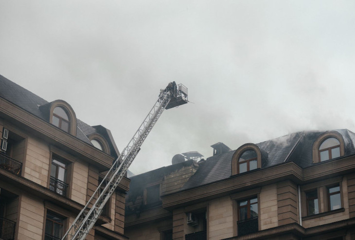 Almatydaǵy kópqabatty turǵyn úı keshenderiniń birinen órt shyqty