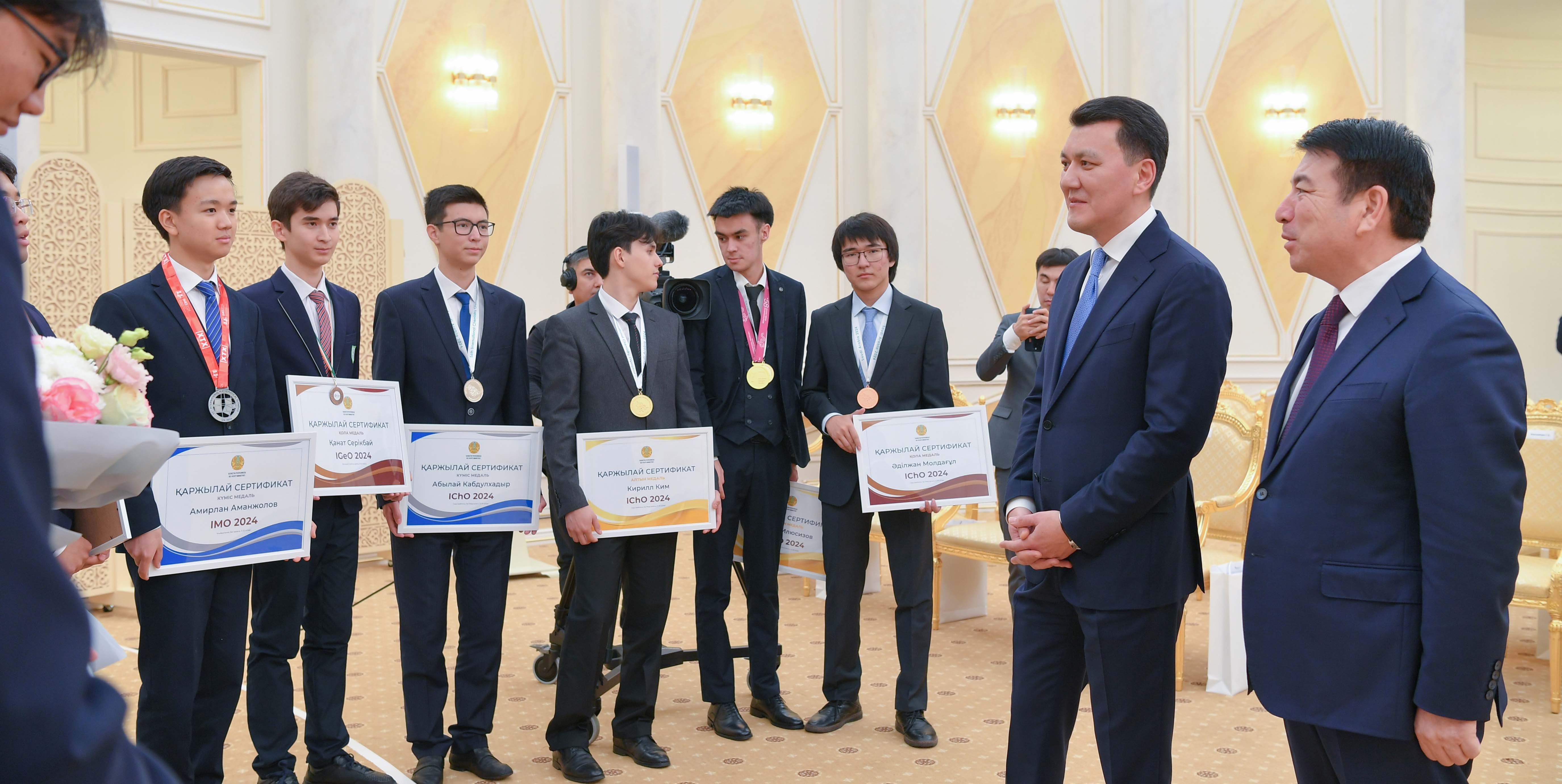 Erlan Qarın halyqaralyq pán olımpıadalary júldegerlerimen kezdesti