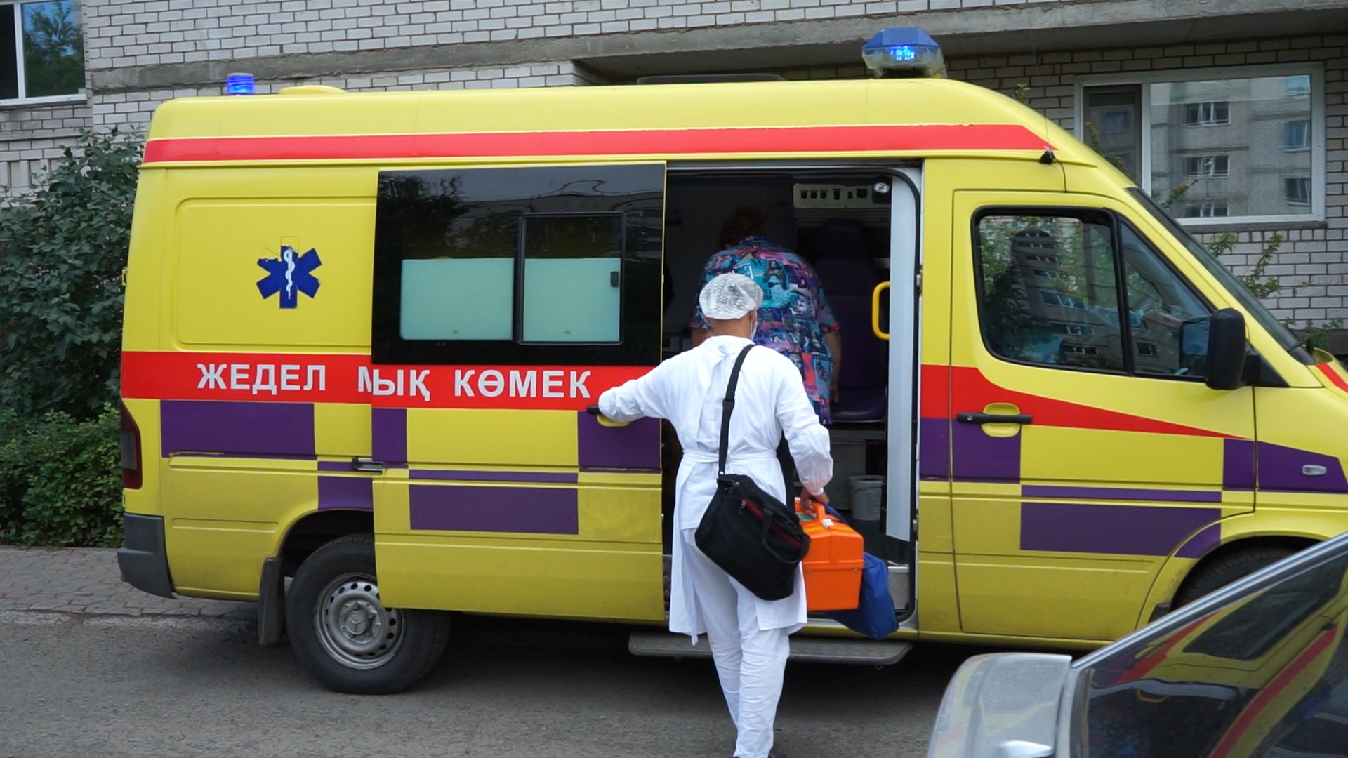 Pavlodarda qyzmettik boryshyn atqarý kezinde patrýldik polısııa ınspektory jaralandy