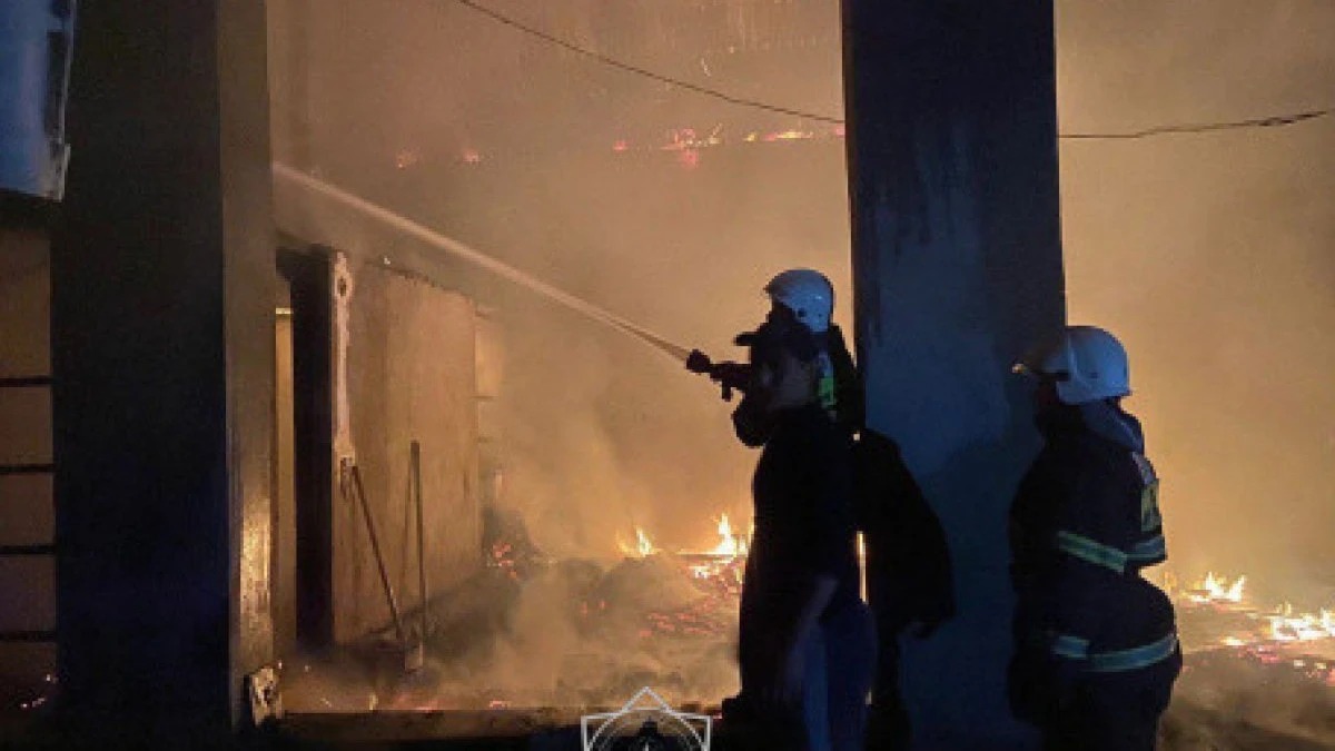 Astanada qurylysy júrip jatqan ǵımarattan órt shyqty