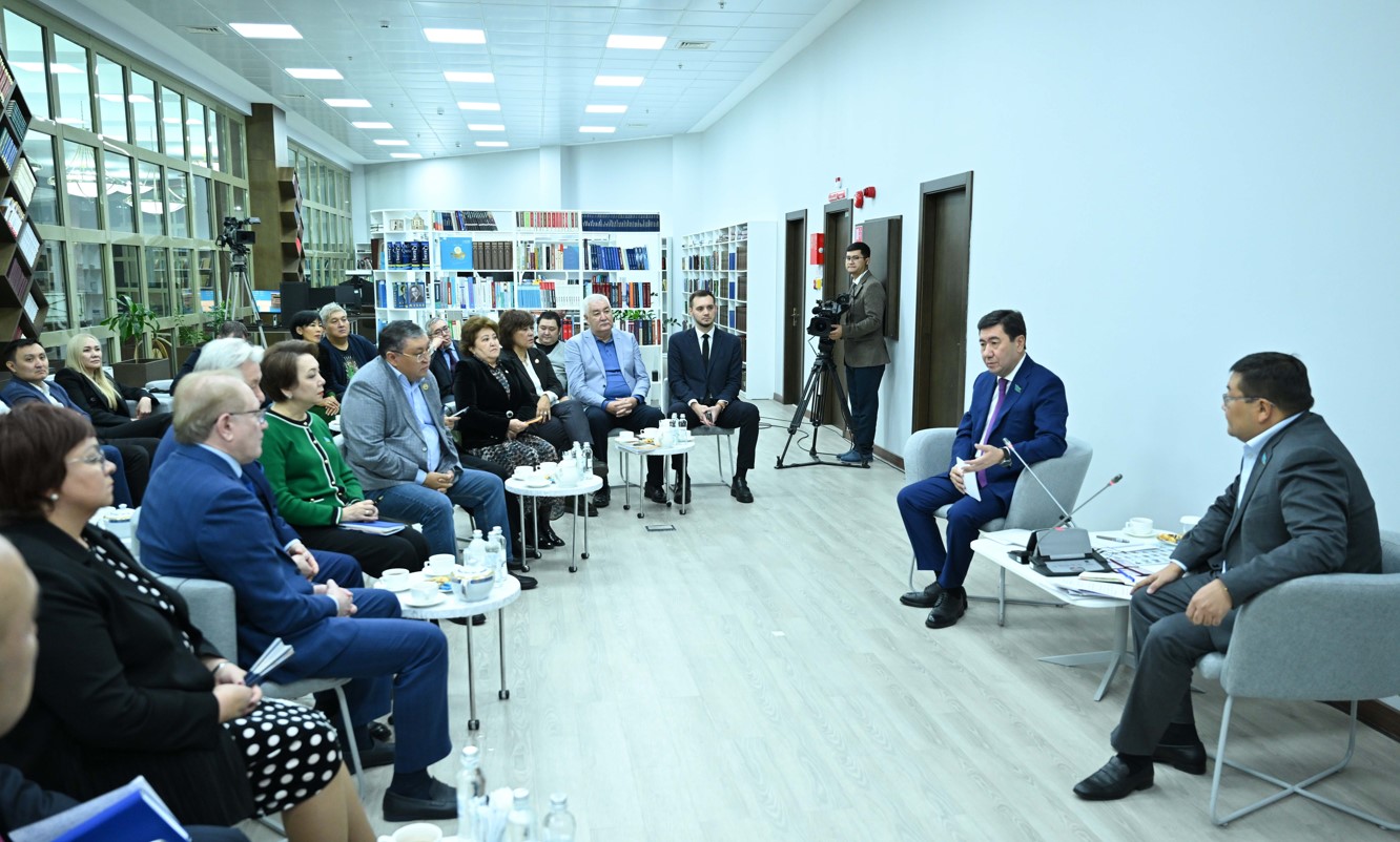 Qoǵamdyq palata múshelerimen kezdesti