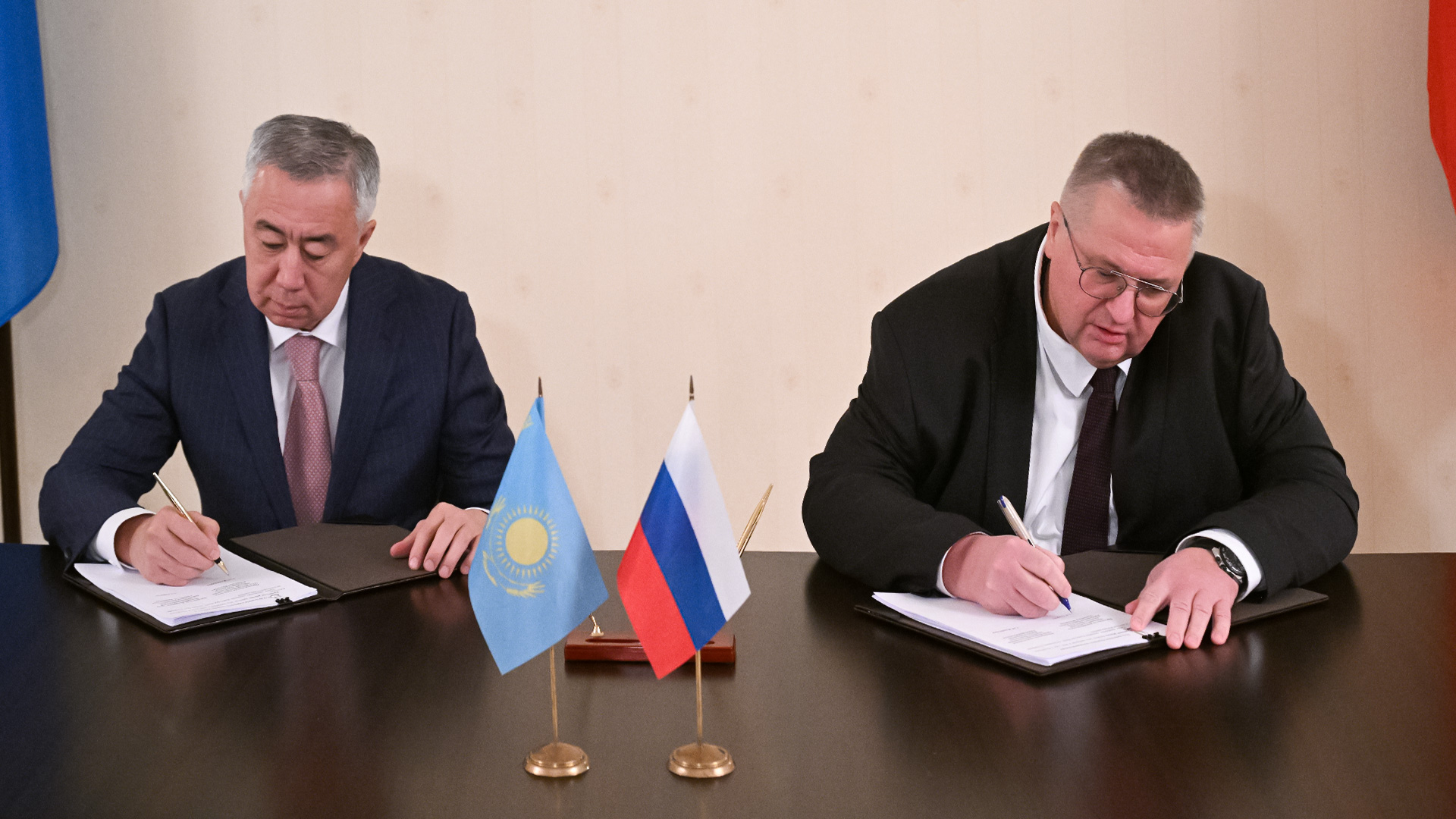 Úkimetaralyq komıssııa otyrysy ótti