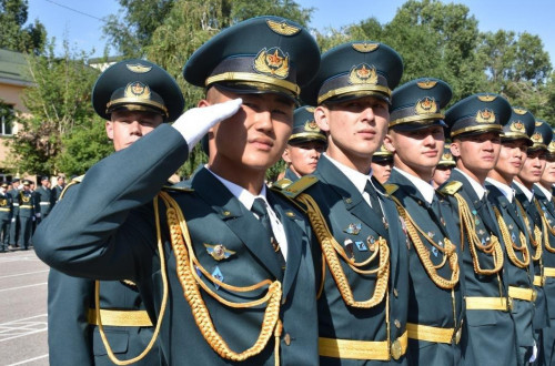 Áskerge baryp tegin oqý grantyn utyp alǵan sarbazdar anyqtaldy