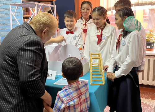 Aqyn Tólegen Aıbergenov atyndaǵy mektepke - 45 jyl