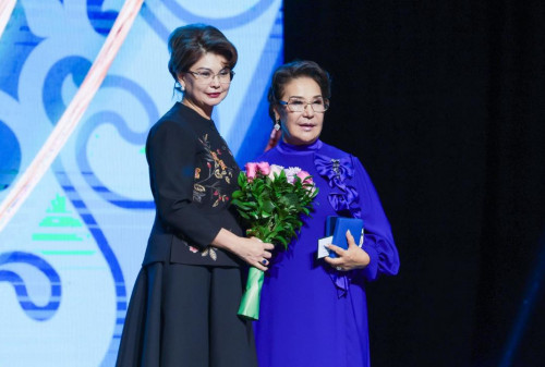 Mádenıet salasynyń úzdikteri marapattaldy