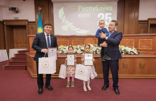 Joǵary aýdıtorlyq palatanyń úzdik qyzmetkerleri  marapattaldy