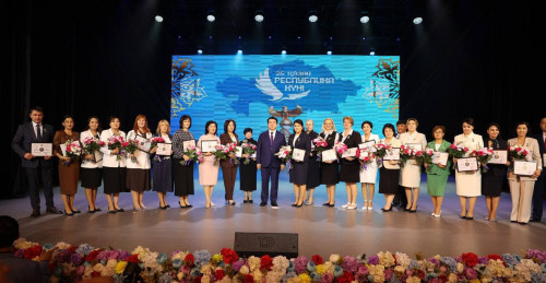 Elimizdiń úzdik pedagogtaryna 1000 AEK kóleminde syıaqy berildi