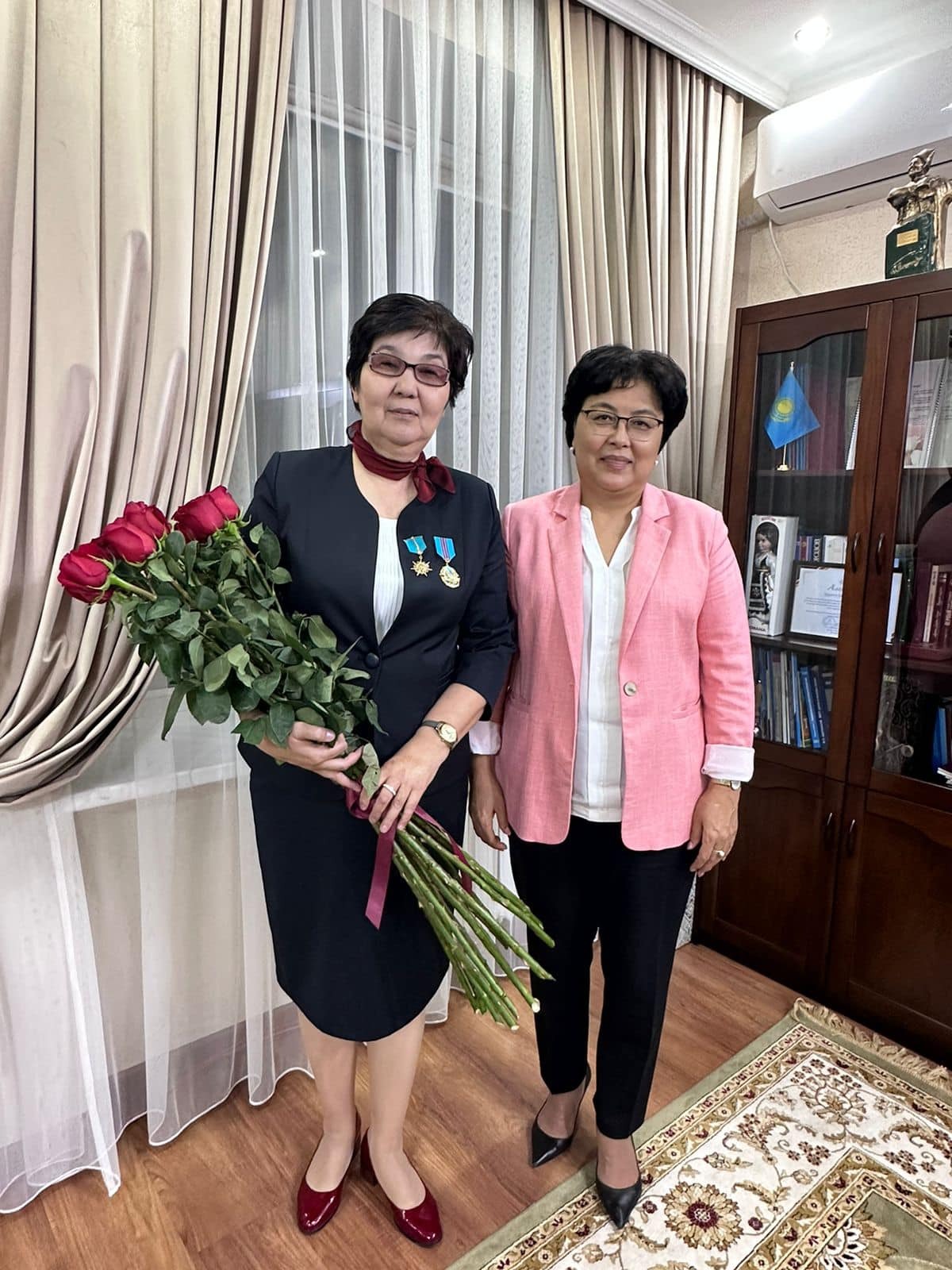 Kásipodaq tóraǵasy «Qazaqstannyń eńbek eri» marapatyn alǵan pedagogpen kezdesti